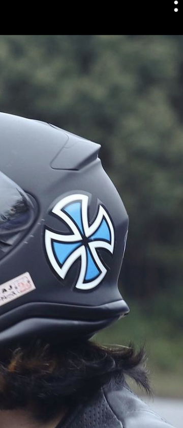 これは何のステッカーですか？長瀬智也のヘルメットに貼ってあります