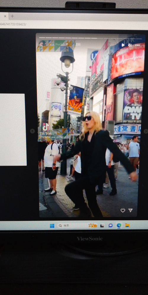 観光地ではないのですが渋谷スクランブル交差点の広告について教えて下さい。 ①画像中心にある青とオレンジのフラグがなんのフラグか知りたいです ②109のビルの巨体ポスターが何か知りたです。 宜しくお願いします 時期がいつか不明ですが先月か今月かだと思います