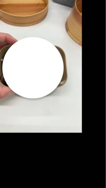 iPhone15のカメラで写真を撮るとこのように写真が小さくなって黒い余白が出来てしまいます。 そのまま保存できるようにしたいのですがなにか方法はありますでしょうか。