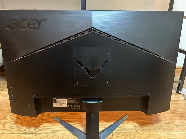 acerのモニターです。恐らく27インチですモニターアーム付けた