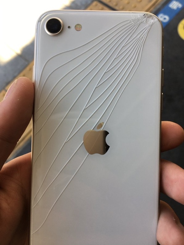 iPhoneSEの背面を割ってしまいましたが、このまま使ってても iPhoneSEの背面を割ってしまいましたが、このまま使ってても