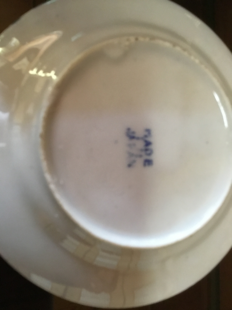 裏に、MEIDINJAPANと書いてあります古い小皿ですが、価値がある物で