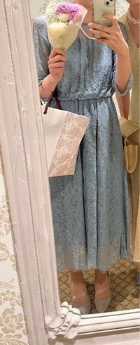 家族の結婚式にこのパーティードレスを着ていくのですが、これに合う冬用のアウターを探しています。どんなのがいいでしょうか。
できれば丈の短いのがいいなと思ってます。 
