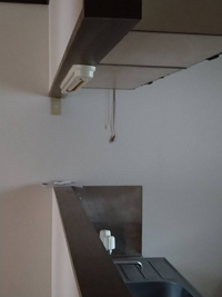 LDKの煙対策 排気について レンジフードなし

一戸建ての賃貸に引っ越しました。しかしちょっと問題になりそうな箇所を発見したのご相談させてください。 この画像のようにキッチンとリビングを隔てるものは壁1枚もありません。しかもレンジフードがないので煙が部屋に充満しそうです。

素人なりに考えたのは何か燃えない素材のもので簡易的な壁を作ろうかなと思っております。なにかいいアイデアがあり...