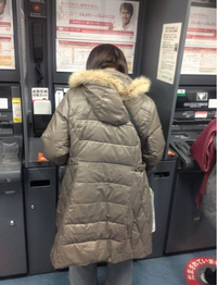ロングダウンコートにオシャレは期待出来ませんよね？

オシャレしたいならウールの
トレンチとかダッフルしかないですか

どこのブランドを見ても、
ロングダウンはやはりダサいと言うか お母さんを連想します。

海外モデルのロングダウン姿を見ても
まぁオシャレとは思えません。

ですが、自分のお母さんがロングダウンを着てるせいで
そう思ってるだけで
実はお母さんが実はオシャレしてたんでしょうか？...