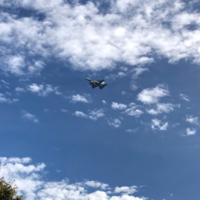 米軍のF-16戦闘機が岩手県岩手町の上空を低空飛行していきました。 この米軍のF-16戦闘機は青森県の三沢基地所属だと思うのですが、何か軍事訓練、演習とかやっているのでしょうか？？
6機も通過していきました。


凄い爆音でした、戦闘機はなぜあんなにうるさいのでしょうか？？

ジェット機だから？？


戦闘機はかっこいいと思うのですが、どうしても音が慣れないんですよね^^;


戦闘機につい...