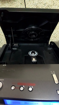 このタイプのCDプレーヤーなのですが、CDを認識してくれません。
何度も蓋の開け締めをすると認識する時もあります。
問題があるのはどこが考えられますか？ 