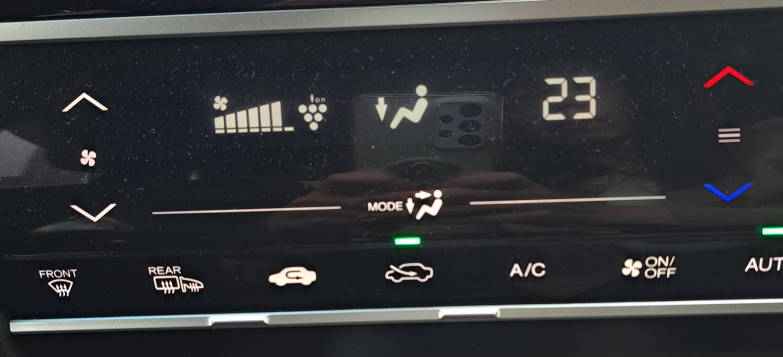 寒冷地で運転するのですが、これから車の窓が曇るようになったら、左下のFRONT REARはONにしますが他はどうしたらいいですか？ 外気取り込み？循環？エアコンONか、単にAOUTでいいのか昨年から運転し始めていろいろ押してみて何とか乗っていました。温度設定も寒くしてみたり高くしてみたり… 正解を教えてください。
