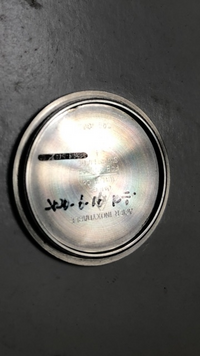 先日中古でオメガシーマスターを購入して、自分で電池交換した際に裏蓋の内側に下がってマジックで下記書かれておりました。
こちらは2020年6月とはわかるのですが、 電池交換をした日なのか、オーバーホールをした日なのか、わかる方いらっしゃいましたら、
アドバイスよろしくお願いいたします。