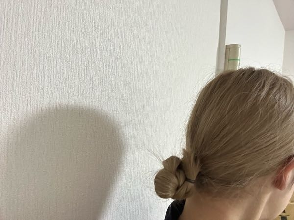 これは金髪ですか? それとも茶金ですか? 流石に色がやばいと思ってフィヨーレのカラーシャンプーで色を落ち着かせたいんですが今ムラサキシャンプーを頑張って使ってます。 やっぱり5分くらい時間を置いた方が良いのでしょうか? 一応色落ちする前に染めてたのがオレンジブラウンなので同じメーカーのオレンジカラーシャンプーも買ってみました! 美容師さんにはオレンジカラーシャンプー使っても良いとはいえないしだったらムラサキシャンプー使った方が良いですよって言われて使ってます。