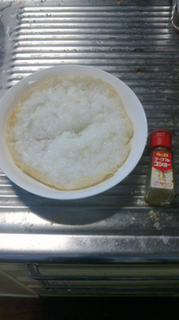 炊飯器が壊れたので、鍋で米を焦がさない様に弱火で炊いてみたら、コメのピザ生地みたいなのができてしまいました。
下側はパリパリと固く、上側はおかゆみたいです。 何か良い調理方法はあちませんでしょうか。