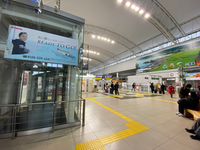東北新幹線八戸駅に、八戸〜苫小牧のシルバーフェリーの広告が出ていました。
鉄道とフェリーは競合手段になりますがよくJRも広告出すのを認めましたね。なぜでしょう。 