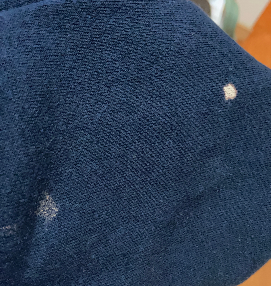 漂白剤を入れていないのに、一回着た茶色の服がところどころ白く色落ち