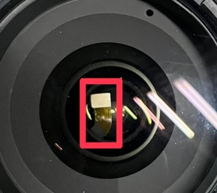 Nikonのカメラレンズです 数日前からレンズ内に謎の部品が見えてるのですが、これが何かわかる方はいらっしゃいますか。 また、これの直し方など知ってる方がいらっしゃれば教えて欲しいです