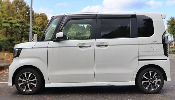 最近の軽自動車はN-BOXカスタム、タント、ルークス、スペーシアなどグレードによって純正15インチホイールが多いです。タイヤの厚みが90mmしかありません。 先代プリウスの乗り心地が悪いとされるツーリングセレクション17インチでも96mmあります。 見た目からも乗り心地は大分悪い気がします。しかし車体が軽いので軽15インチはそこまで悪くは無いのでしょうか？