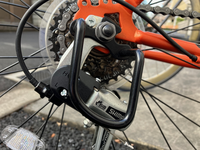 自転車のリヤディレイラーからの異音について

購入した自転車にシマノ製の6速ディレイラーが付いております。
フロントはシングルです。 下記の不具合がありなんとかしたいのですが、アドバイスをお願い致します。

・1速・2速は走行中の異音も変速不具合もありません。
・3速・4速・5速では走行中（強めに漕いでいる時、速度は無関係）に一定間隔でコン・コンと言うような異音が発生。
・6速...