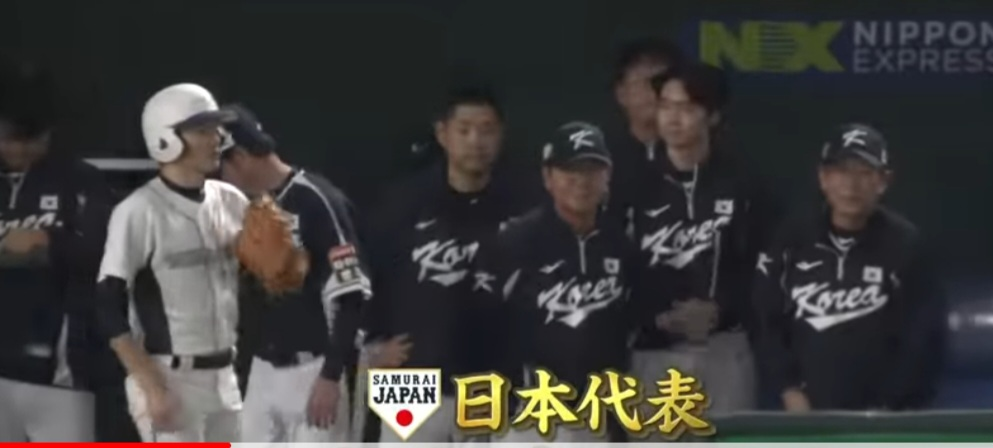 アジアプロ野球チャンピオンシップ決勝で日本がサヨナラ勝ちしたときに残念そうな顔をしながらも拍手してくれたスポーツマンシップに溢れたイケメンの彼は誰か？ と日本でも話題になってますが分かれば教えてください。 写真だと右から二人目のイケメンです。 一応監督やコーチは 監督：リュ・ジュンイル（元LG監督） 投手コーチ：チェ・イルウォン（山本一彦、元LGコーチ） 打撃コーチ：チャン・ジョンフン（元ハンファコーチ） 守備コーチ：イ・ジョンヨル（元LGコーチ） 作戦コーチ：リュ・ジヒョン（前LG監督） バッテリーコーチ：キム・ドンス（元LGコーチ） ブルペン、コンディショニングコーチ：キム・ヒョンウク（ロッテコーチ） となってますがこの中の誰かですかね？