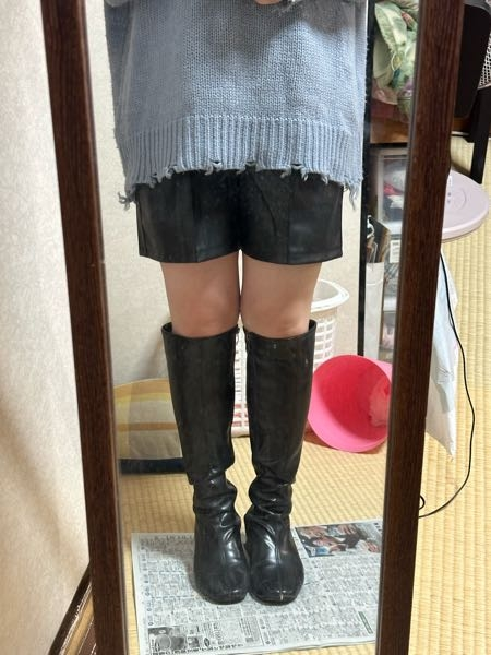 骨格ストレートのデブです。 ショートパンツにロングブーツ合わせて履きたいのですが、これはありですか。それとも醜いでしょうか。 女性男性関係なく意見聞きたいです。