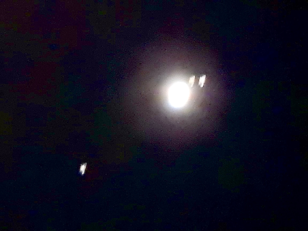 これはなんでいう星ですか？いま次の近くに木星がいるとおもうんですが、木星をアップしたところ、横に小さな光が2個うつりました。 望遠できるギリギリまでしたのでブレちゃったんですけど…。1番あかるいのが多分木星です。うつってませんがこの斜め上に月がいます。