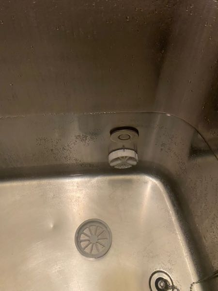 ジャバの二つ穴用を使用して風呂釜(二つ穴)の掃除をしようとしたのですが説明書を読んでよやり方がわかりません。以下手順の1.3.5がわかりませんでした。 ジャバ２つ穴用 1浴槽の穴に湯止めカバーがあれば外す。 →湯船の底に写っているのが下のカバーです。 他に外す部品はありますか？ 2上穴の上までお湯が入っていることを確認する。 3赤いキャップの先端を開けジャバを沈め、先端を下穴に合わせ、容器の底部を10回位押して本剤を全量風呂釜に送り込む。 →下穴に先端が合うような穴が見つかりません。 4容器をはずして1〜2分沸かす。 5お湯をはったまま、ホースを下穴に入れて、勢いよく水道の水を出し、釜内部に残っている汚れを出す。 →こちらも同じくホースを入れる穴がわかりません。 6浴槽のお湯を排水する。
