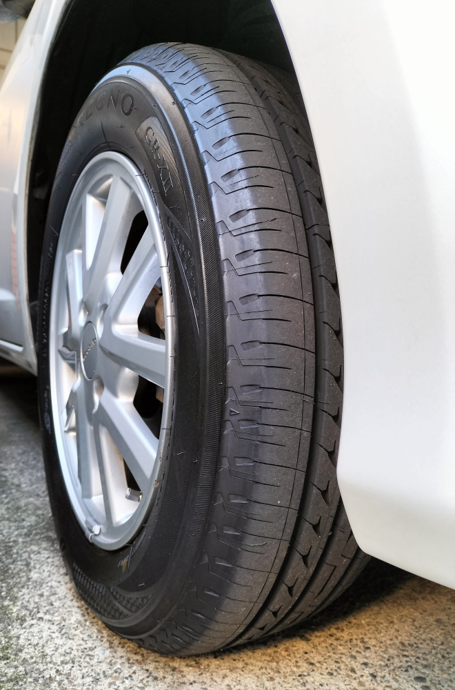 車のタイヤに詳しい方。感覚的でお願いします。 コンパクトカー乗りでサイズ175/65R14のブリヂストンのフラッグシップタイヤ︰レグノGR-XⅡを履いている人は全国で100人以上はいると思いますか？