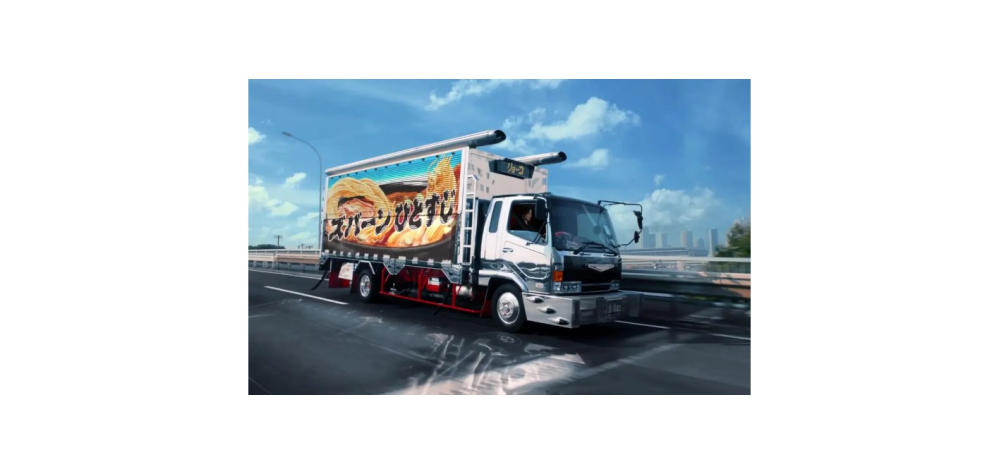 トラックガールリョーコちゃんの愛車の リョーコ号は旧車のデコトラでしょうか？ https://www.maruchan.co.jp/cm/zubaaan_20230904A30.html