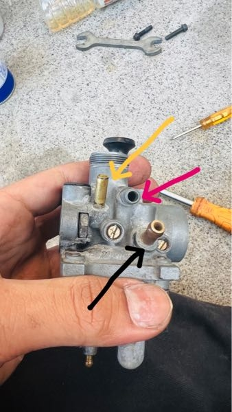 GS50について質問です。 キャブをばらされた状態で渡されたのですが、 元の状態が分からず、写真の黄色の管に何を刺せばいいかわかりません ミクニのキャブです。 黒の矢印は燃料ホース、ピンクはオーバーフローだと思いますが黄色の矢印の管に何のホースをつけたらいいのかだけ わかる方いらっしゃいましたらご教授お願いします。 型式はNA41Aです