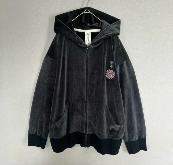 このパーカーが欲しいのですが、どこで売っているのでしょうか？ もし売っている場合、定価はいくらになりますか？ また、メルカリで売っているものは本物なのでしょうか？