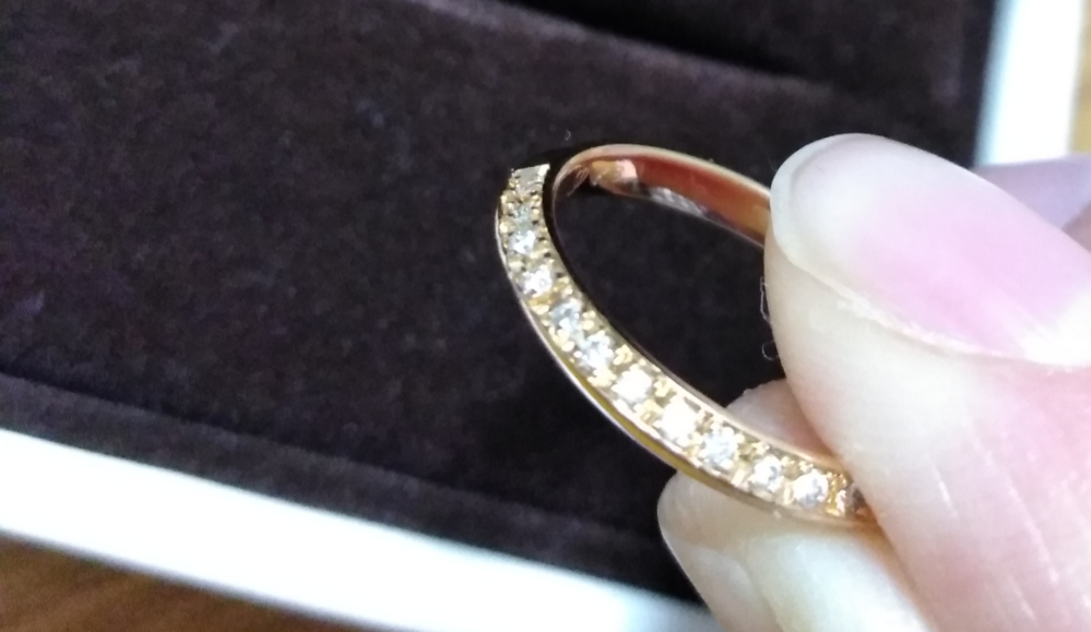 結婚指輪のブランドになると思うのですが、 このようなデザインの、上下ひっくり返すとダイヤが見えなくなってお仕事中でも使えるデザインのリングのあるブランドを教えてください。 ダイヤが斜め上を向いて一列にハーフエタニティ的に設置してあり、上下ひっくり返すとダイヤがついていないように見えます。 ブライダルリングのブランドではアイプリモのアナエルとダイヤモンドシライシのブライトプリマージュがとても似たデザインでしたが、 他のメーカーで探しています。 以前も質問させていただいたのですが、ご回答をいただいたのですが検索等しましたがまだ見つからなくて。 宜しくお願い致します