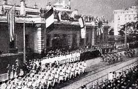 【至急】 この写真に写っている国旗は奥からどこの国ですか？？誰か教えて欲しいです！
