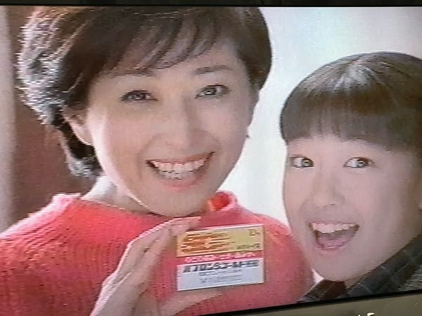 パブロンのCMに出てたこの女優さん(左)は誰ですか？ 20年以上は前のビデオテープ(VHS)に録画されてました
