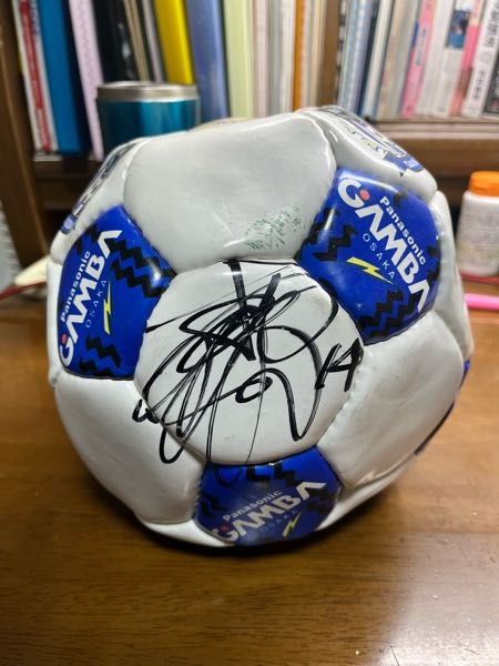 ガンバ大阪のサインについての質問です。 30年程前にイベントで貰ったサインボールがあるのですが誰のサインかわかりません。 誰か教えてください。