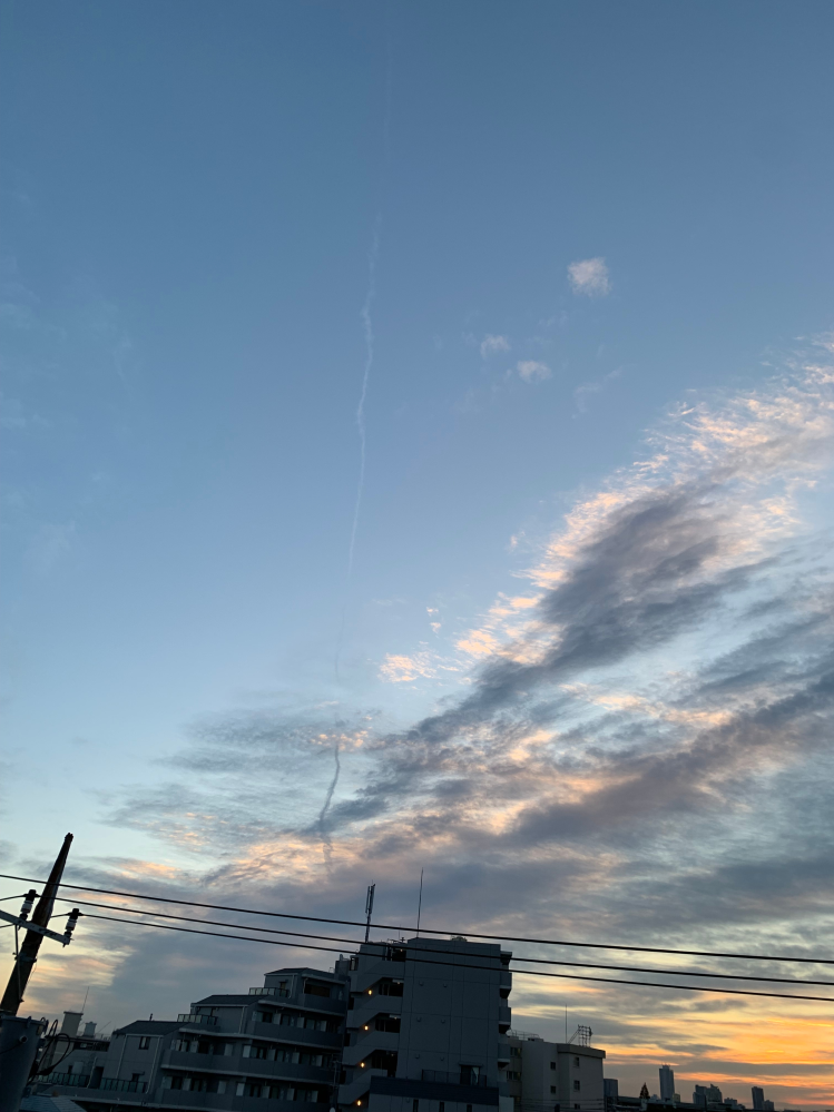 これは飛行機雲ですか？ 調べたら地震雲ってでてきて、近々地震があるのか怖いのですが…。