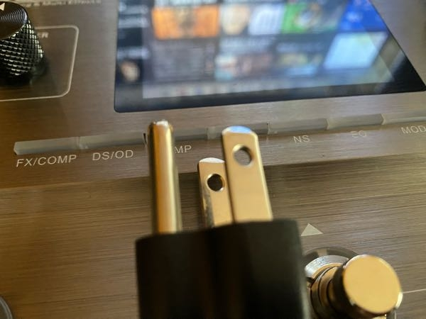 エレキギター初心者です。 マルチエフェクターを買ったのですが電源コードらしきものがこれしかありませんでした。 これは何用ですか？ 電源コードは別売りですか？