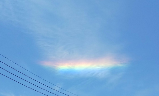 これは彩雲ですか？ 環天頂アークでしょうか？ 数年前の６月の昼頃です。