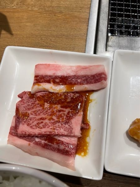 本日焼肉ライクで期間限定の黒毛和牛を注文しました。見た目が明らかに真ん中のと上下の見た目が違った店員さんに確認したところ黒毛和牛ですよと言われたので焼いて食べました。 でも真ん中のやつだけ美味しくて上下のは明らかに違う味がしたのです。 私は霜の振り方も違うし……。 見た目で判断できる有力な方はいらっしゃいませんか？