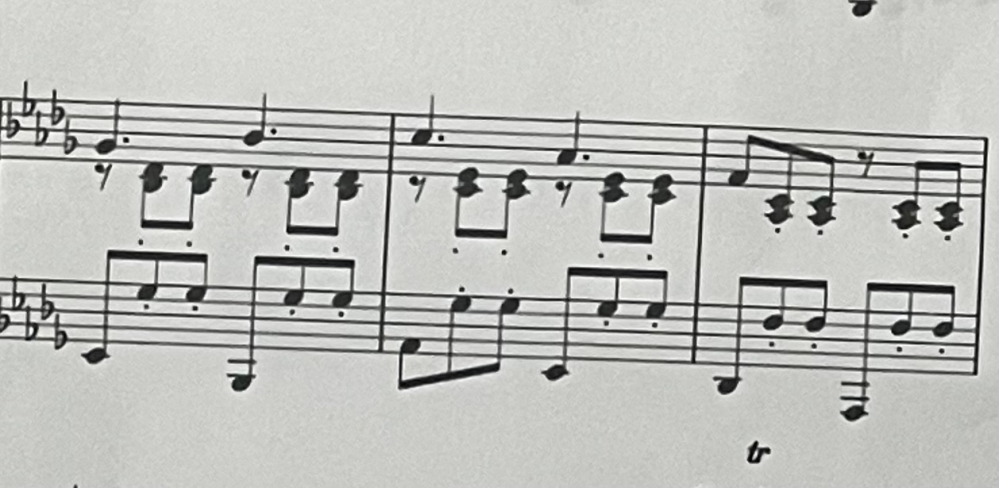 ピアノについて 今練習している曲なのですが、どのタイミングでペダルを踏めばいいかを教えて頂きたいです。スタッカートが難しくて困ってます。