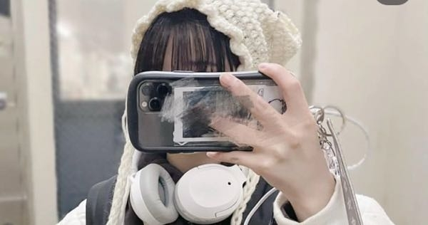 【スマホケース】 画像の子が使っているスマホケース欲しい！と思っているのですが、どこのやつかわかる方居ますでしょうか..？教えて欲しいです..！