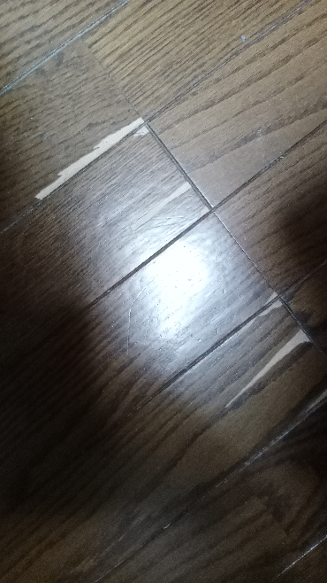 床が画像のように1部剥がれているのですが簡単に直す？目立たなくする方法ありますか？ 百均などで誤魔化せそうなものありますかね、