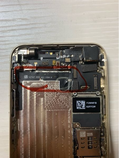これはiPhone5sです。修理の際に赤枠の基盤の白枠のところに亀裂が入ってしまいました。この基盤がこの機種においてどんな機能をしているのかを教えていただきたいです。 また破損があることでの修理後の影響やハンダ付け可能なのかどうかも教えていただけると助かります！