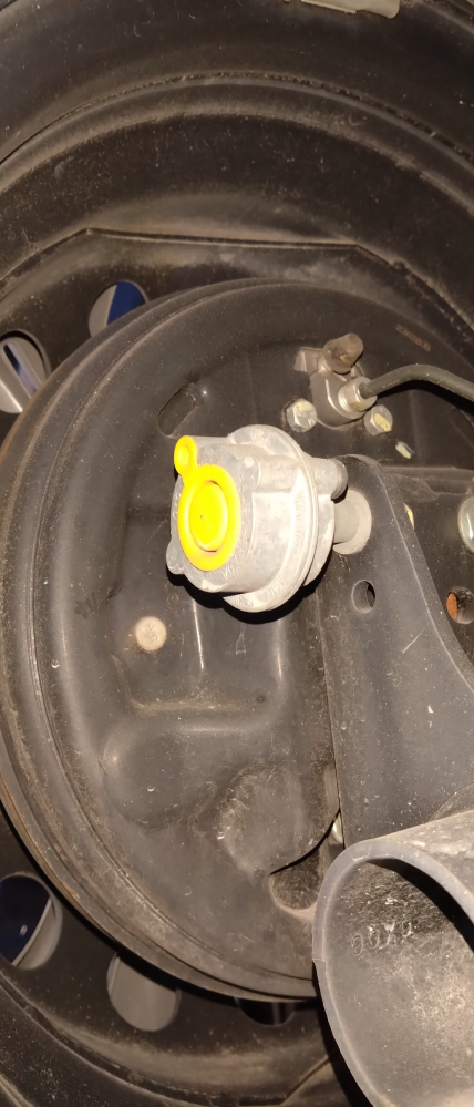 日産ノート 令和2年式 E12 リヤブレーキドラムの後ろに付いてるこの部品は何ですか？ 左右ともに付いています。 配線、配管等はありません、6㎜のナット一個で付いてるようです。 先端に黄色い樹脂キャップ