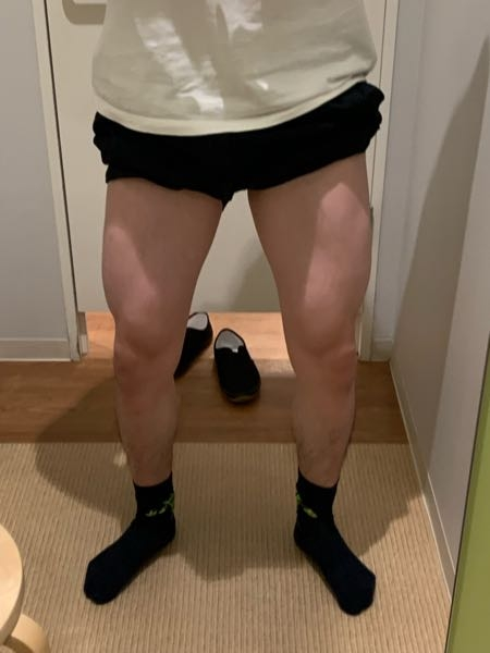 176cm66キロの男です。 スクワットはフルボトムで100キロ×4を3セットがメインで90と80キロで8レップずつ、60で10レップで追い込んでます。 そこからブルガリアンスクワット、ダンベルレッグカール、レッグエクステンション、レッグカール、カーフレイズで合計25セットくらい行ってます。2時間半から3時間かかるのでかなり気合入れてやってますが脚細すぎませんか？ 脚トレ始めて5ヶ月目で太ももは前より太くなったのですが、カーフや膝下が細すぎて半ズボン履くのも億劫です。 こんなもんでしょうか？ 先輩トレーニーの方々アドバイスください