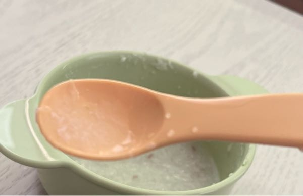 離乳食白身魚(鯛)食べると必ずえずく(吐くことも) もうすぐ七ヶ月の赤ちゃんです(完母) 六ヶ月なる頃から離乳食初めまして、今25日目です。 最初は順調ですが、白身魚始めてから、離乳食食べてくれなくなりました… 最初は、 白身魚は鯛の刺身を茹で、昆布だしでほぐして、 水溶き片栗粉でとろみつけていましたが、豪快に吐きました… わたしの料理が下手のせいかと思い、料理本通りに再度作りました、それでもダメでした。 今日は大根を加えて、出来るだけ鯛の存在感消してみましたが、ダメでした。 パサパサだからですかね？ 写真のように、ほぼ鯛を感じさせない量でもオェっ… もう鯛は諦めるべきですかね… 挑戦四回目です(T ^ T)