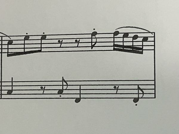 どちらもヘ音記号の音符なんですけど、左手の最後のファって右手の何の音の時に一緒に弾きますか？ミであっていますか？