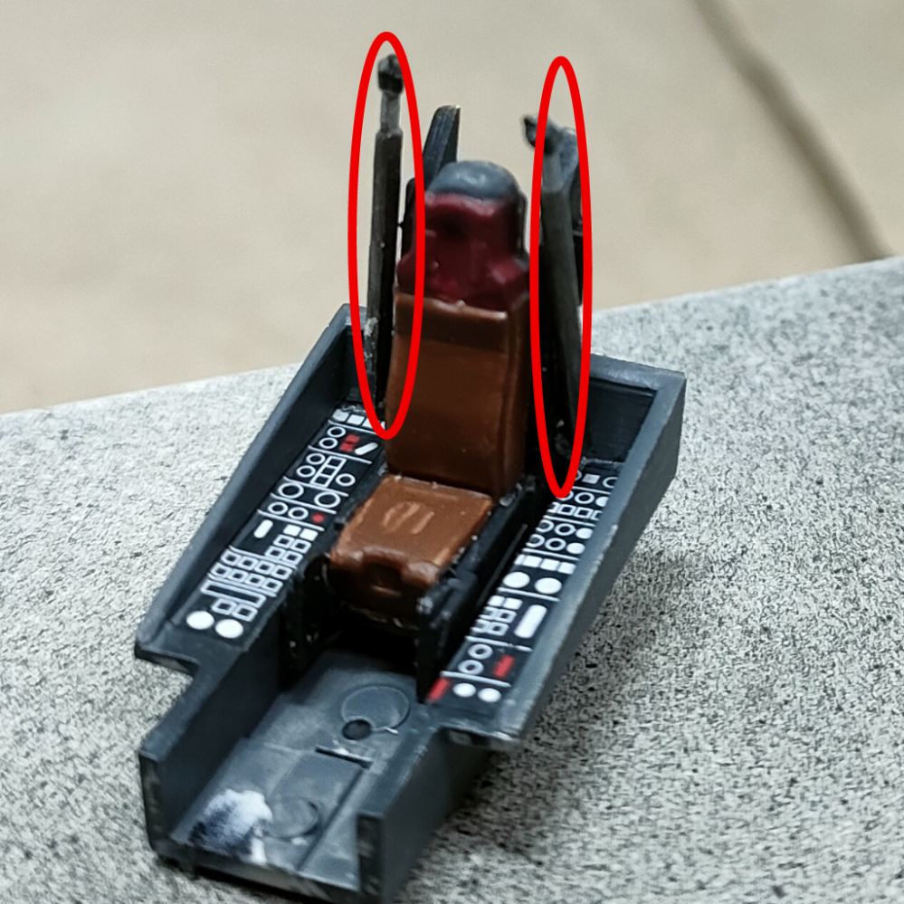 ハセガワの1/72 F117Aを作っているのですが、キャノピーを閉じる場合は、赤丸の部分は不要ですか？ 赤丸の部分があるとキャノピーが閉まらないんです 説明書を読んでもわからなかったので、どなたか教えていたたけないでしょうか？