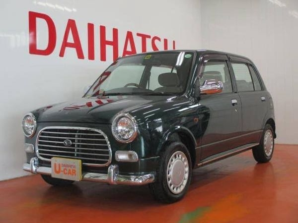 こんな見た目の車で四人乗りできるおすすめの車ありませんか？大学生で車を買おうと思っていて探しています。