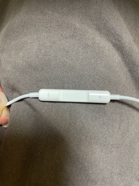 偽物を買ってしまいました。涙 Appleの有線イヤホンを新幹線でなくしてしまったのでAmazonで買ったのですがコードは明らかに硬いし、この＋と−の間のへこんでる部分だけはマットな質感だし完全偽物ですよね。