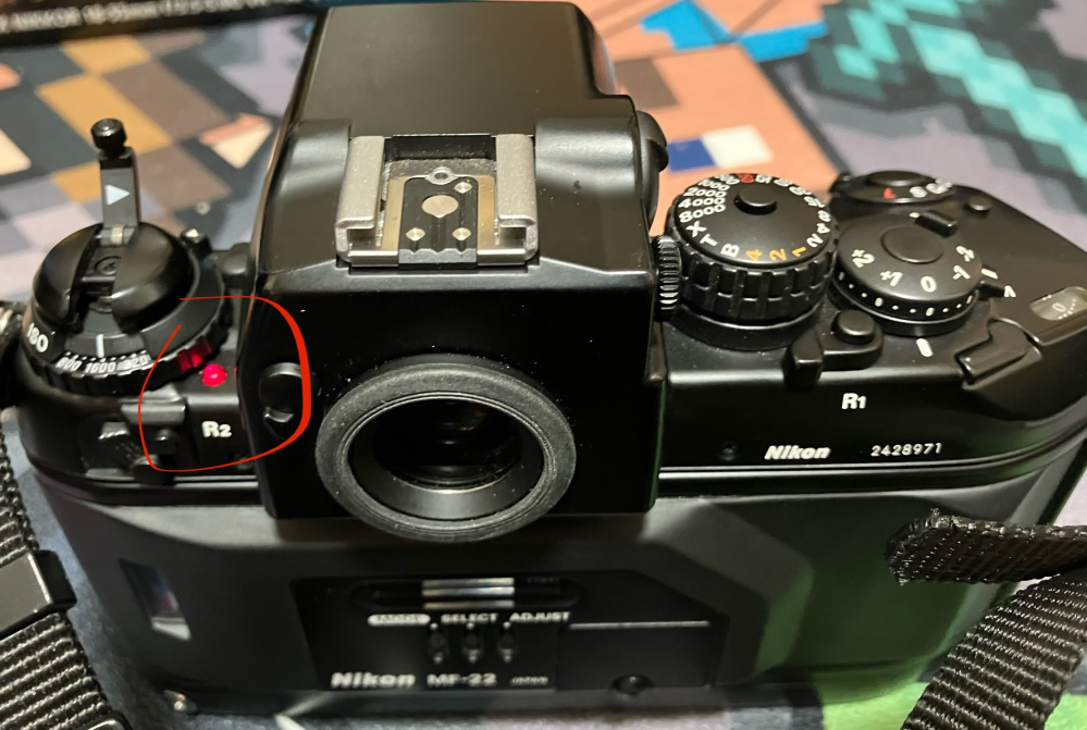 NIKONF4sの露出計はどこありますか？イルミネーションを発光させるに