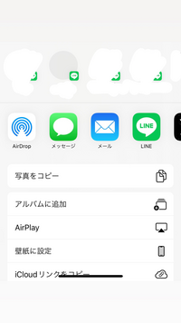 iPhoneの共有ボタンを押すと、このようにLINEの連絡先が出てきますが、トプ画が表示されない相手が居ます。 LINEアプリで確認する限りでは、相手がこの色の画像に設定しているという訳ではなさそうです。
ブロックなどされているのでしょうか？