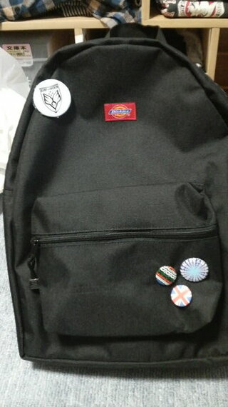 バッグについて高校生の男です 黒のバックパックにこのようなバッジの付け方は Yahoo 知恵袋